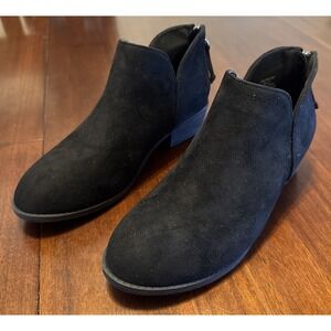 NWOB Women's‎ Black Suede Ankle Booties Sz 7 Back Zip Gel Insole Heel